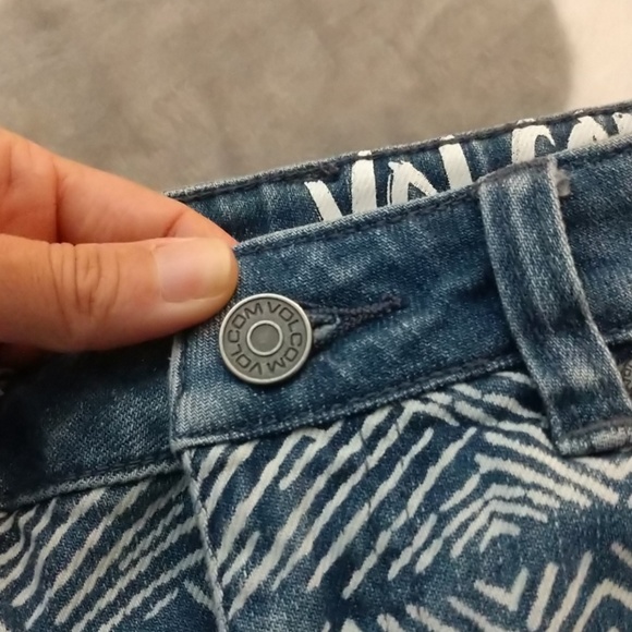 🌹Volcom "1991" high waisted cut off Jean shorts - Picture 6 of 6